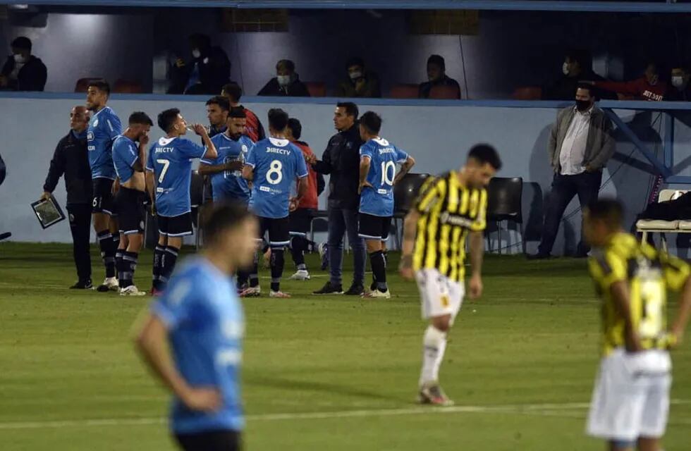 El DT Guillermo Farré lamentó las chances que Belgrano dejó pasar en el primer tiempo (Facundo Luque / La Voz).