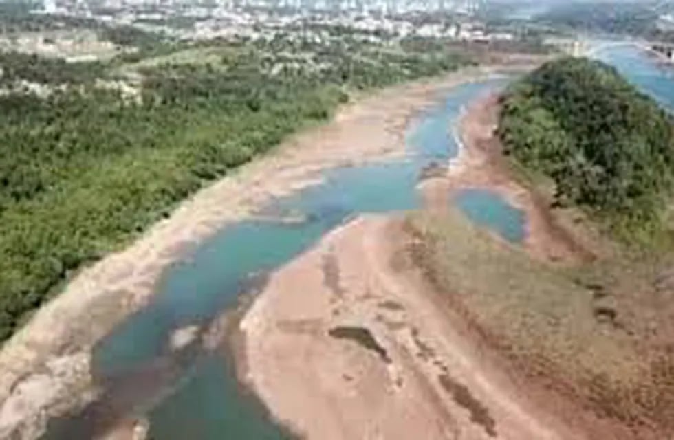 Argentina y Brasil lograron acuerdos por el déficit hídrico de los ríos Paraná e Iguazú. Vista del Paraná a la altura del Puente de la Amistad entre Foz de Iguazú y Ciudad del Este. (CIMECO)