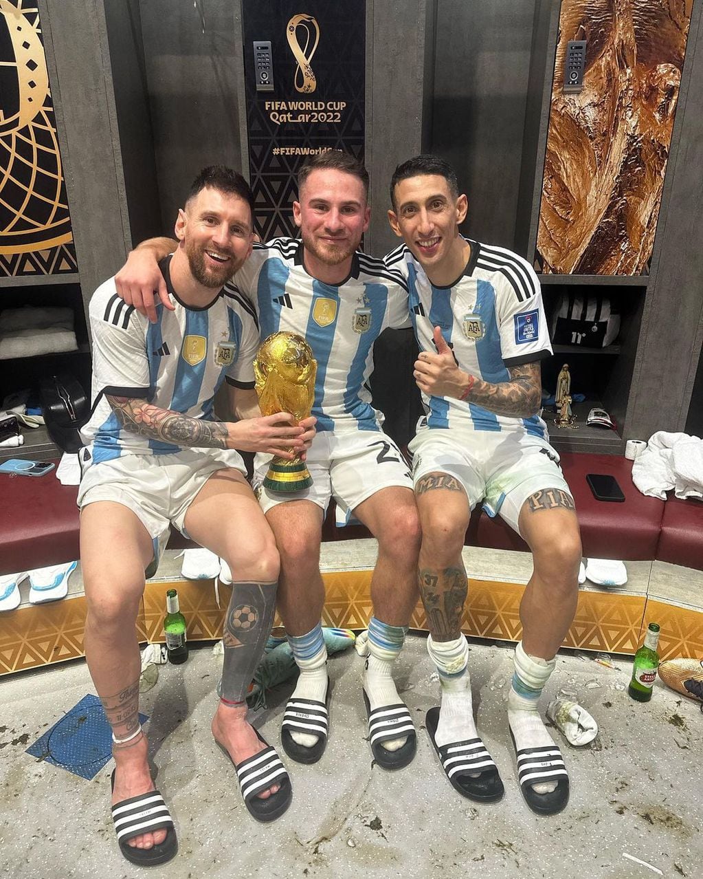 Alexis Mac Allister con Lionel Messi y Ángel Di María.