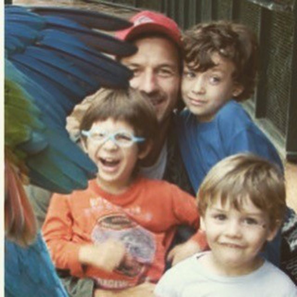 Federico Amador junto a sus dos hijos y el de Florencia Bertotti y Guido Kaczka (Foto: Instagram)