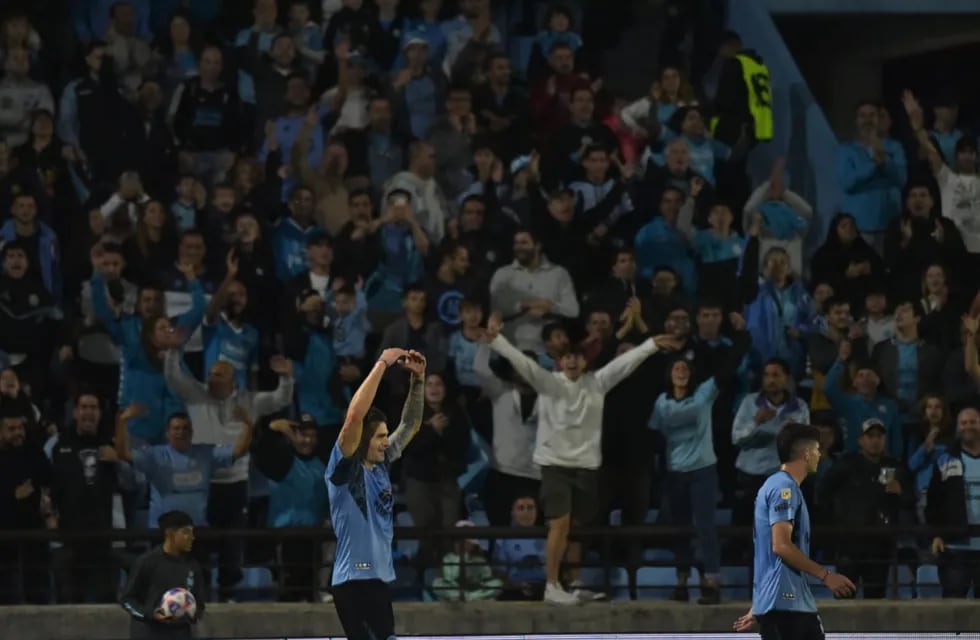 Pablo Vegetti celebra su golazo en Belgrano ante Newell's (Facundo Luque / La Voz).