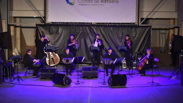 La orquesta municipal de tango en el Anfiteatro