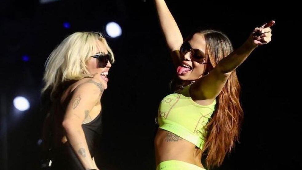 Miley Cyrus y Anitta cantaron juntas “Boys Don't Cry” en el Lollapalooza  Brasil 2022 | Vía Urbano