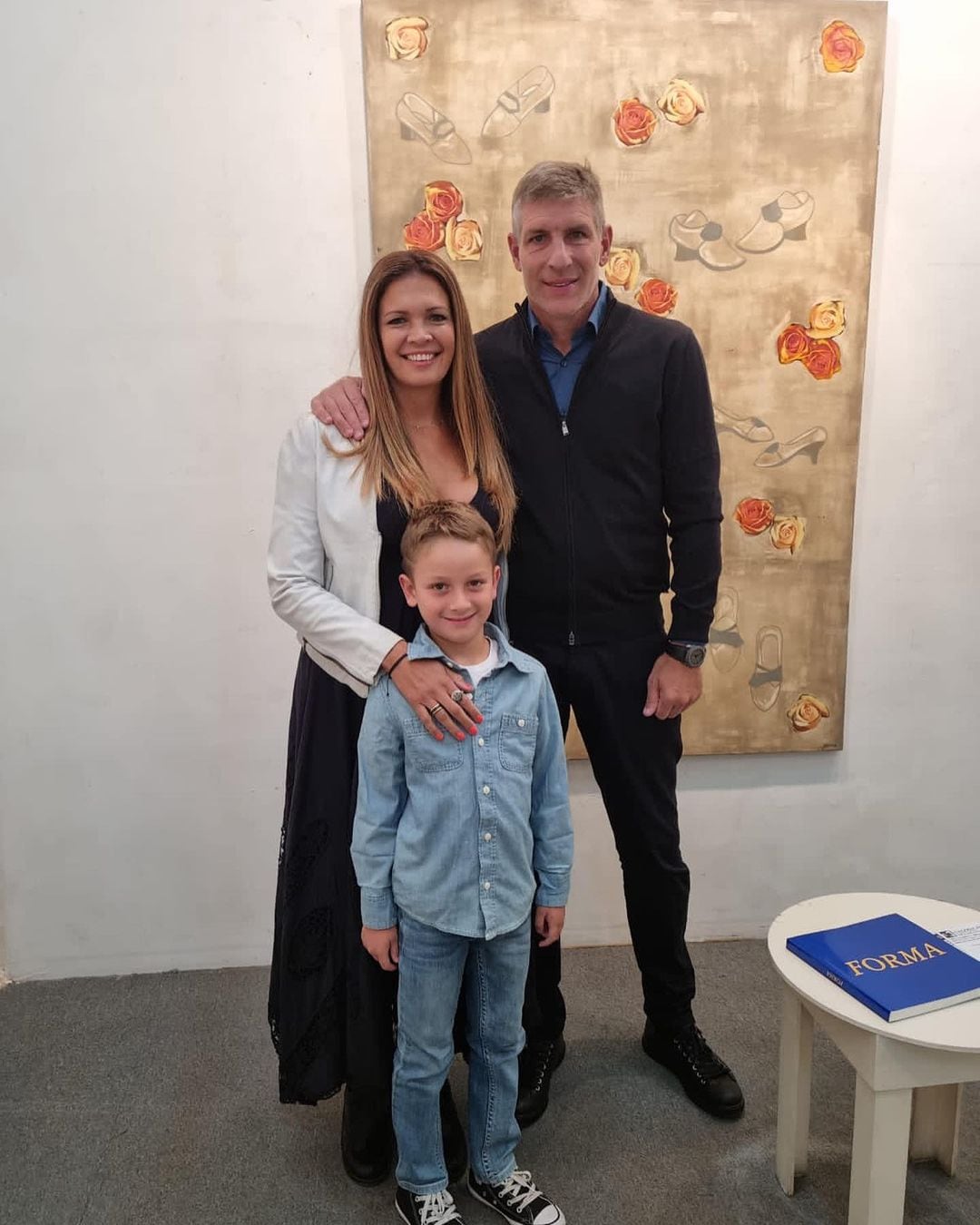 Jessica durante una exposición junto a su hijo y el exfutbolista.