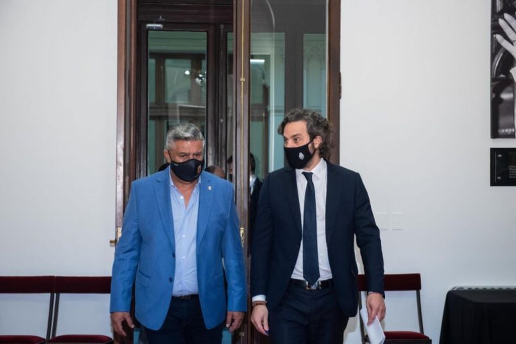 Reunión entre el Jefe de Gabinete Santiago Cafiero; los ministros de Salud y Turismo Ginés González García y Matías Lammens; el Presidente y el Secretario General de la AFA Claudio Tapia y Víctor Blanco; y la titular de Instituto Nacional de Juventud Macarena Sánchez (Foto: Presidencia)