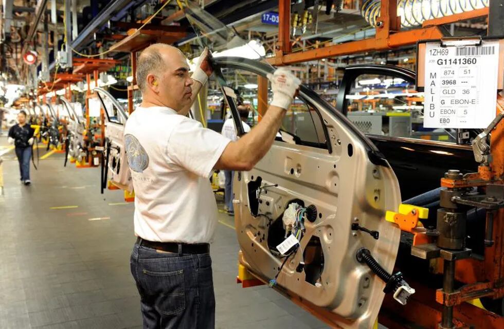 United Auto Worker Thomas Ruiz installs a window on a Malibu door at the General Motors Fairfax Assembly Plant in Kansas City, Kansas, in this April 1, 2009 file photo. The Chevrolet Malibu has been a symbol of General Motors Co's competitive woes for nearly 20 years. Now, the No. 1 U.S. automaker is telling suppliers that this time, a new version of the midsize sedan will deliver the jolt to sales its predecessors didn't. REUTERS/Dave Kaup/Files eeuu kansas Thomas Ruiz eeuu planta automotriz de general motors industria automotriz