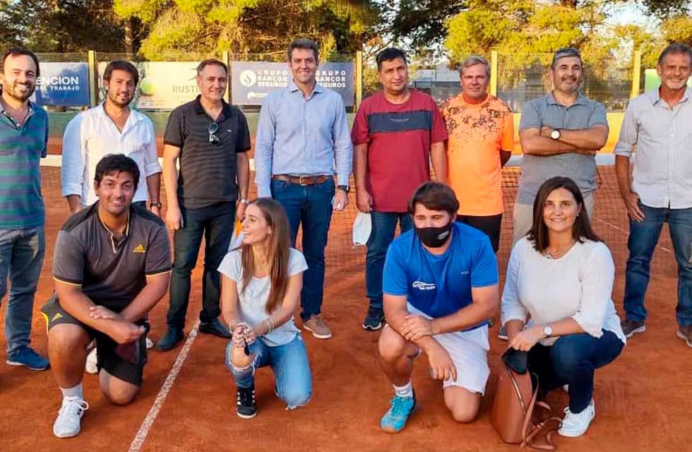 Calleri junto a los integrantes de la comisión de la Federación Pampeana de Tenis (Diario Textual)