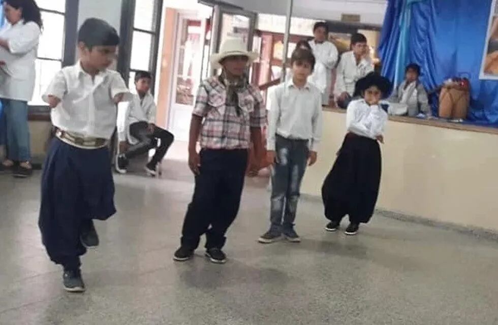 El emocionante video viral del baile de un pequeño en una escuela de Icaño