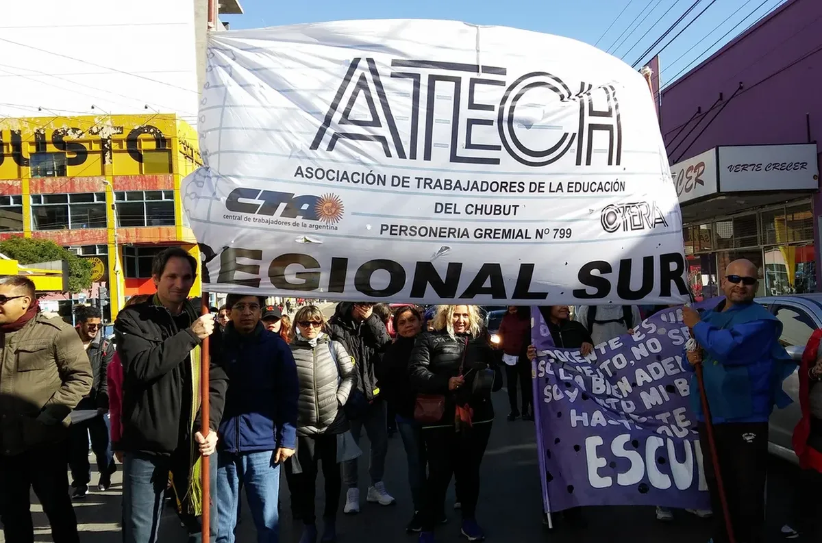 La ATECh rechazó el aumento salarial y realizará un paro docente por 3 días en Chubut.
