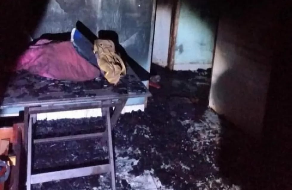 Las llamas causaron daños en dos habitaciones, parte del baño y la cocina.