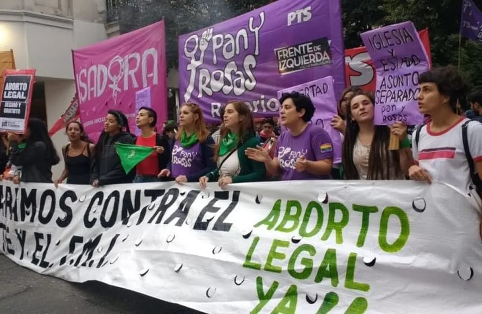 Frente al Arzobispado de Rosario, la organización Pan y Rosas protestó por la \