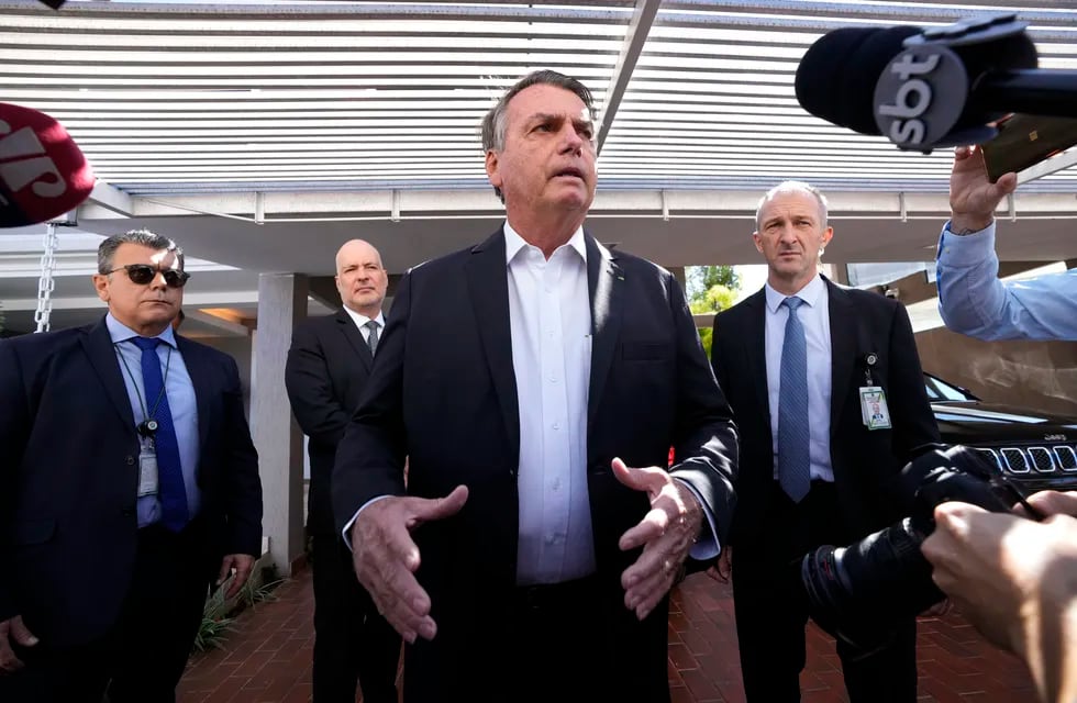 El expresidente brasileño Jair Bolsonaro habla con la prensa frente a su residencia después de un allanamiento policial, Brasilia, 3 de mayo de 2023. Foto: AP.