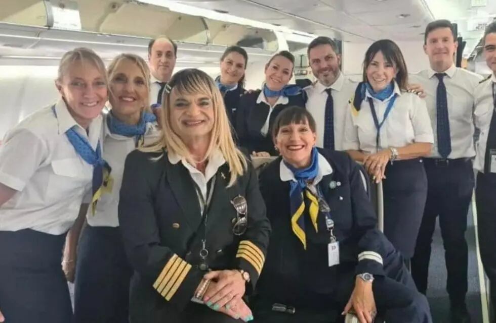 Traniela sonríe feliz junto a la tripulación que formó parte de su primer vuelo. Foto: Traniela Carle Campolieto