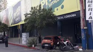 El auto terminó incrustado en el ingreso a la sede de Pritty (Gentileza Javier Sassi).