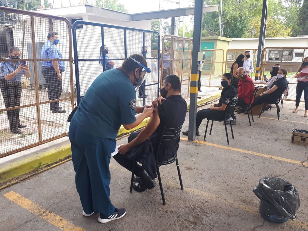 Enfermeros de la Policías y de la Penitenciaría comenzaron a vacunar contra el coronavirus a los integrantes de ambas fuerzas en Mendoza.