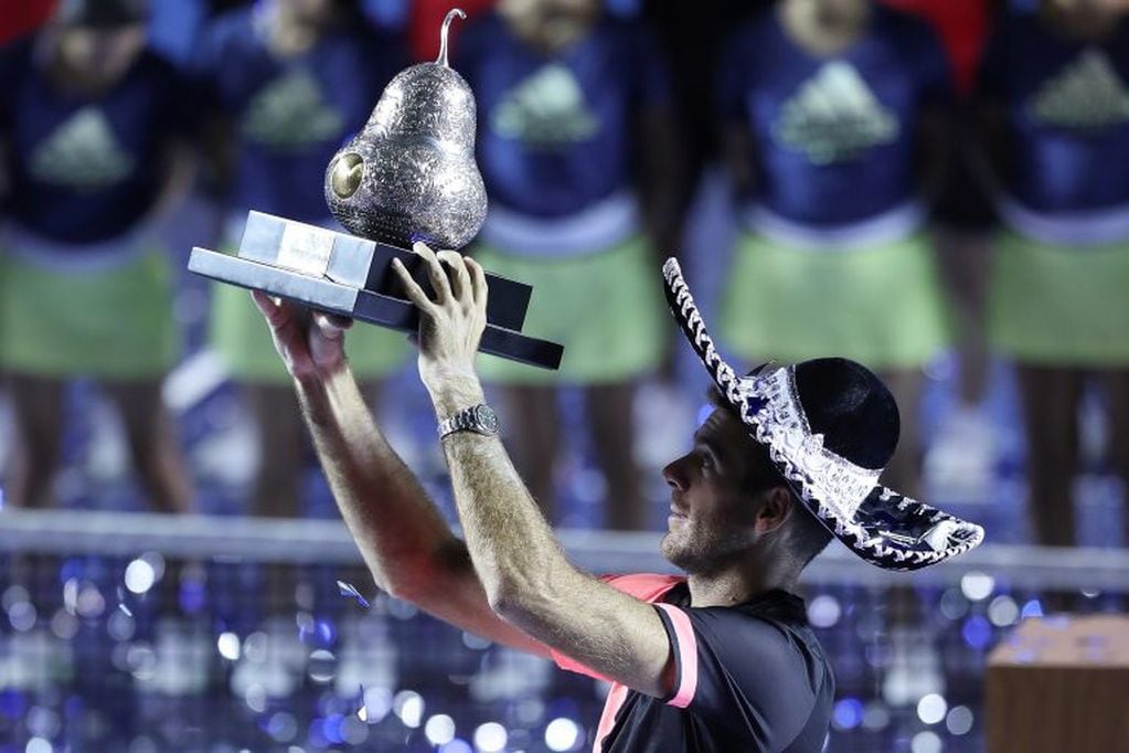 Juan Martín del Potro celebra el trofeo del Abierto de Tenis de Acapulco tras vencer al sudafricano Anderson el 03/03/2018. Foto: Isaías Hernández/NOTIMEX/dpa