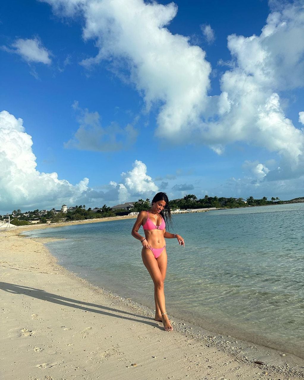 Antonela Roccuzzo se fue de vacaciones a las Bahamas y publicó fotos de la playa.