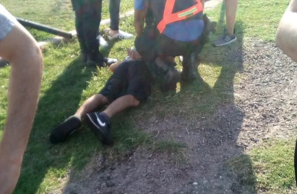 Después del rescate, el joven fue entregado a la Policía.