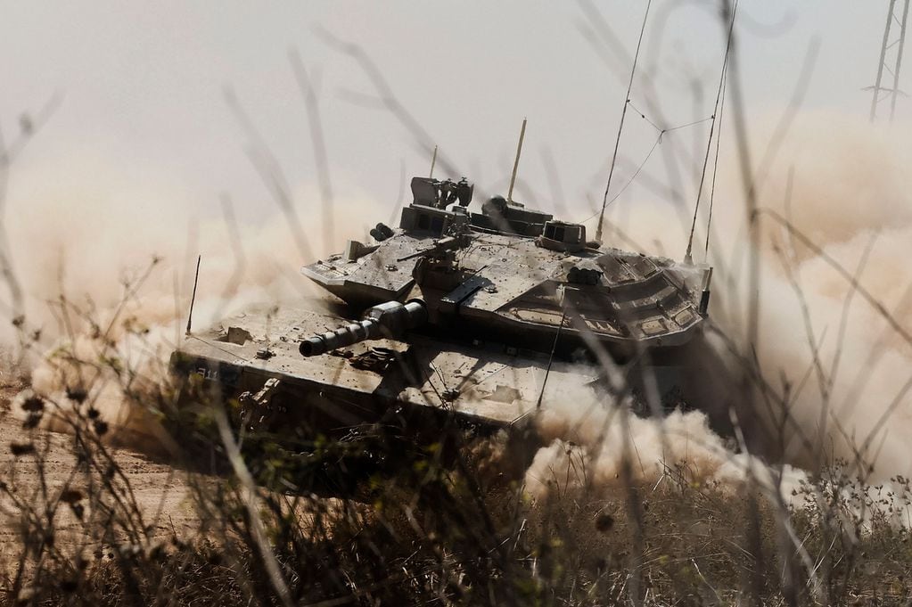 La imagen de un tanque de batalla israelí en Sderot, al sur del país.