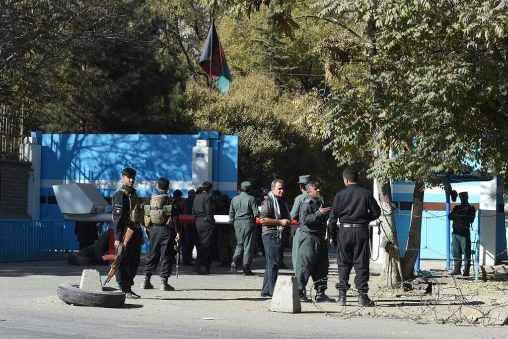 Policías montan guardia en una puerta de entrada de la Universidad de Kabul. (AFP)