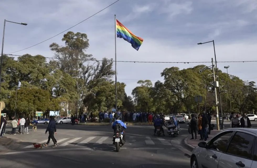 La bandera arcoíris flameará hasta la medianoche de este domingo, y mañana lunes se izará nuevamente la bandera argentina.