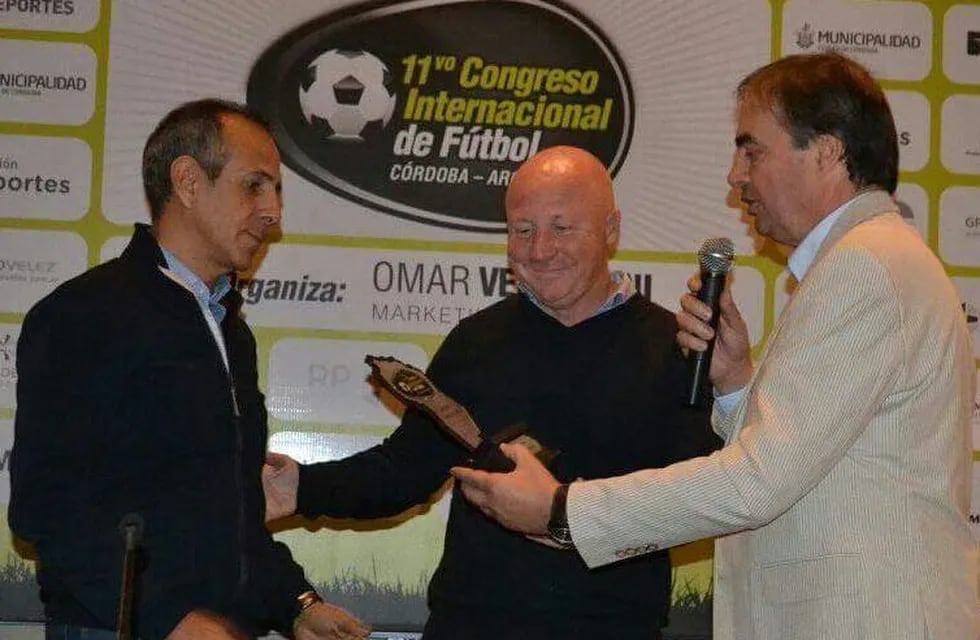 El Colo Mac Allister recibe un reconocimiento de Omar Verzellini, organizador del Congreso Internacional de Fu00fatbol, y Luis Calvimonte.