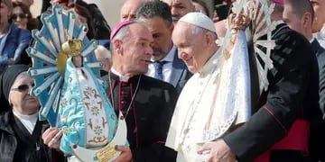 El papa Francisco junto a la Virgen de Luján