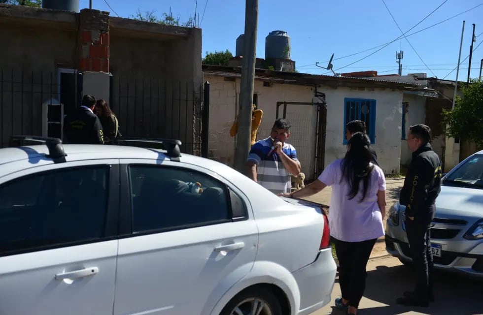 La Policía investiga cómo ocurrió el homicidio en barrio Villa La Tela. (Nicolas Bravo)