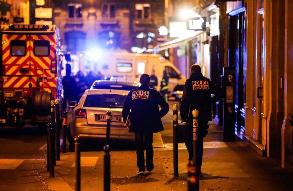 Unidades policiales y de salud trabajan en el distrito de la Ópera de París.