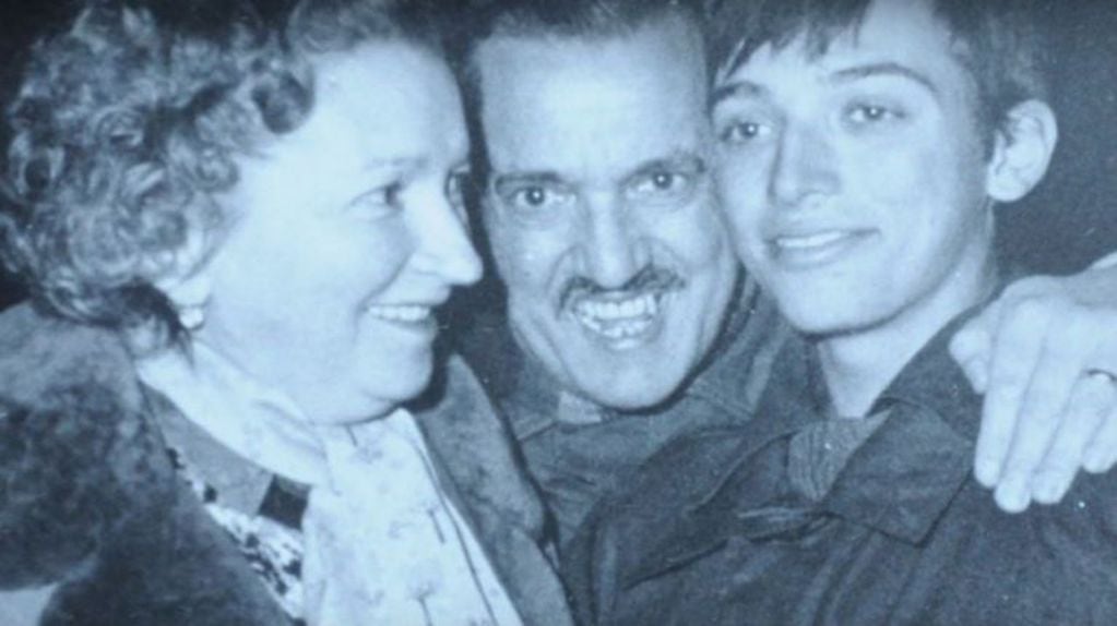 José María con sus papás, cuando volvió de la guerra: "Volví con quince kilos menos y la cabeza quemada" Foto: Captura.