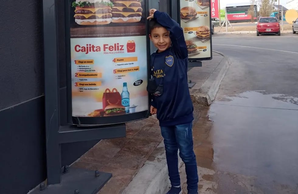 Thiago, el pequeño de Villa María finalmente llegó a Córdoba a conocer la  cadena de comidas rápidas. (Gentileza Yohana)