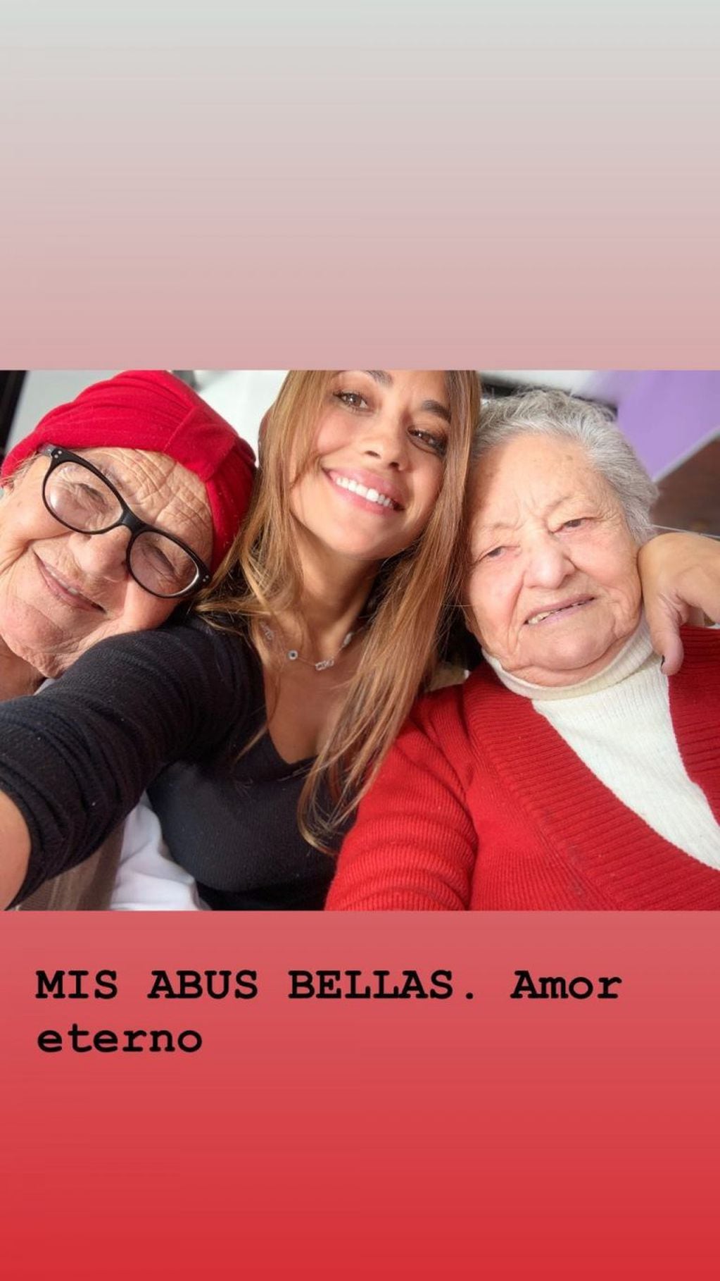 Las bisabuelas maternas de los hijos de Messi posaron para una selfie publicada en Instagram. (@antonelaroccuzzo)