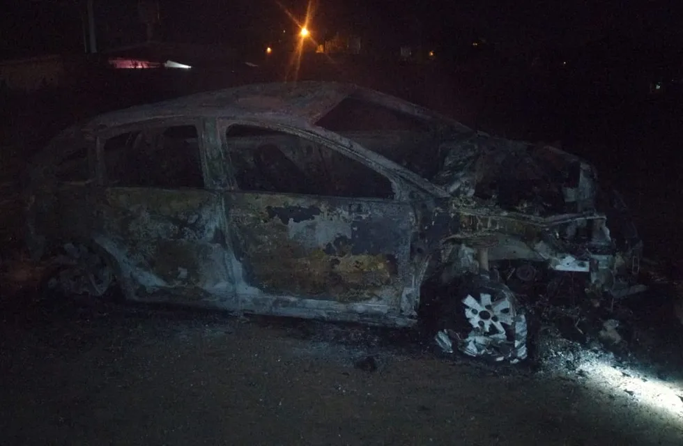 El auto hallado estaba totalmente consumido por las llamas. (Policía)