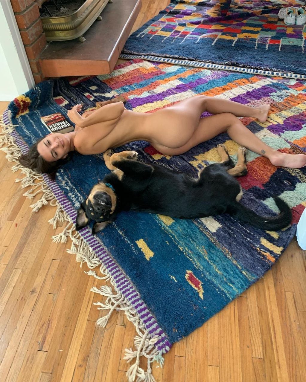 Emily Ratajkowski posó desnuda con su perro