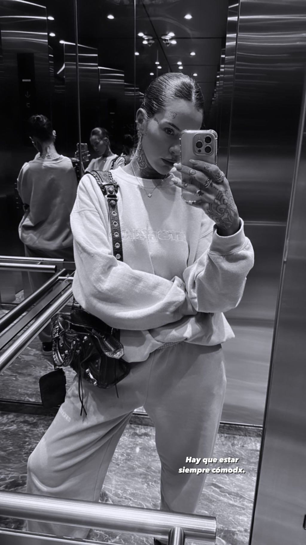 La influencer posó frente al espejo con un look urbano y sorprendió a sus seguidores / Foto: Instagram
