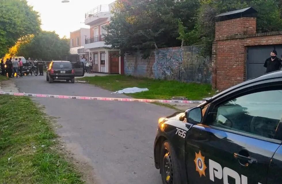 El vehículo en el que iban las víctimas quedó detenido cerca del cruce de Crespo y Casablanca. (@teleferosario)