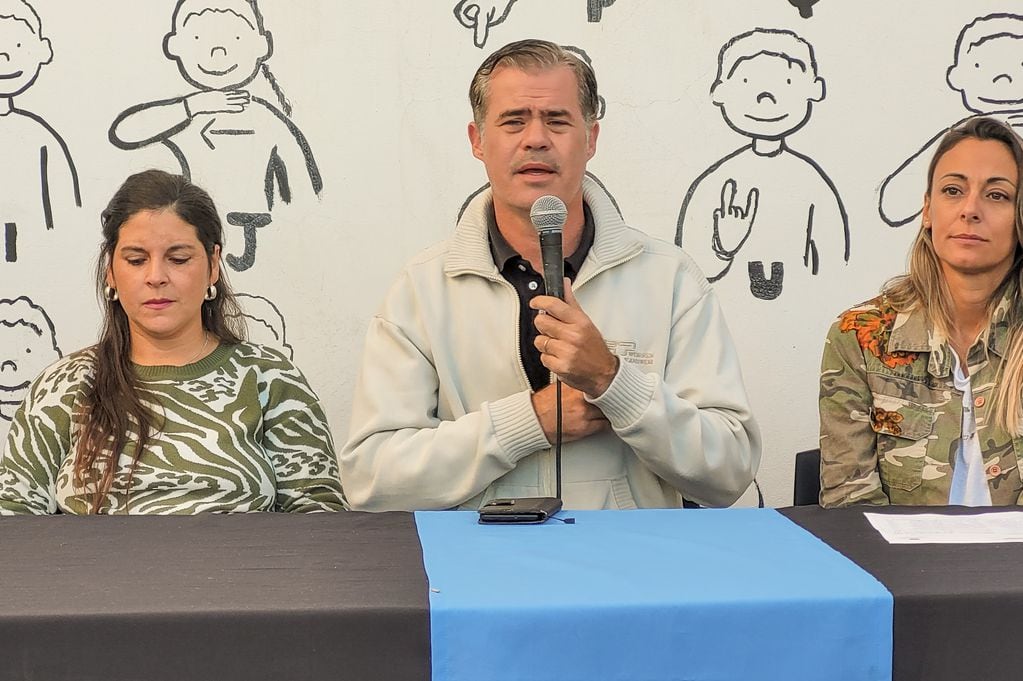 Intendente de Gualeguaychú, Esteban Martín Piaggio, viceintendente Lorena Arrozogaray, Yamila Butallo de área de Juventudes.