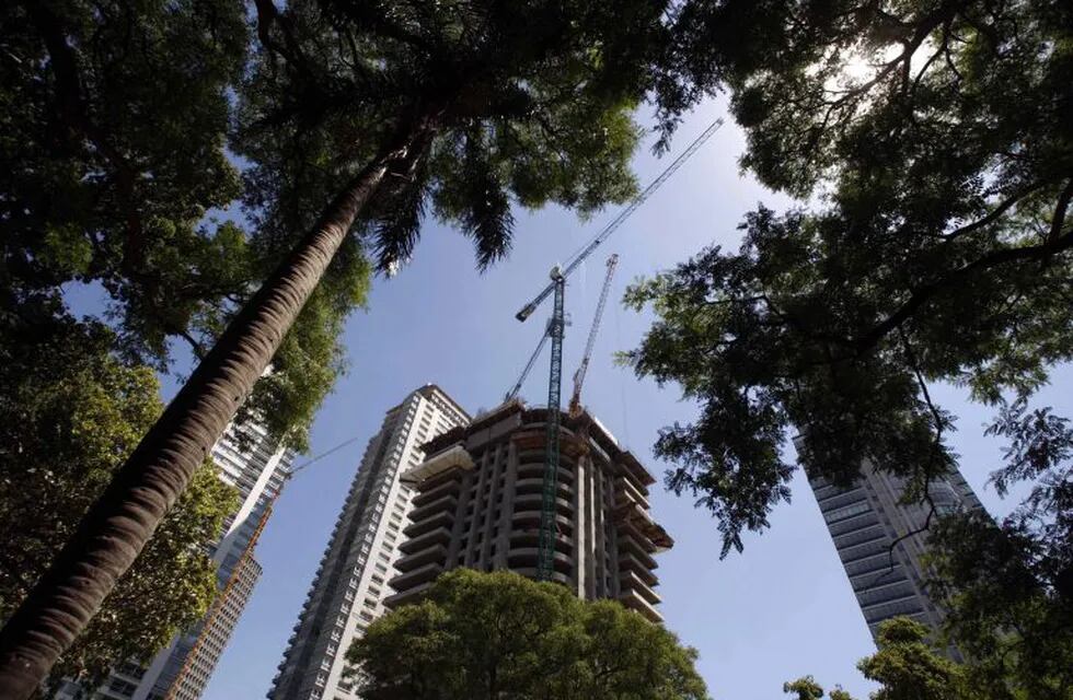 ARGENTINA-PUERTOMADERO/ - Employees work at a construction site in Buenos Aires' Puerto Madero neighborhood January 21, 2009. Despite a global real estate and credit crisis Argentina's luxury enclave Puerto Madero, where glassy towers began sprouting up 10 years ago, is still going strong. Buildings 40 floors tall are in the works along with projects that include shopping centers and store fronts. Picture taken on January 21, 2009. REUTERS/Marcos Brindicci (ARGENTINA) buenos aires  nuevas construcciones en puerto madero edificio edificios nuevos construccion obras nuevos edificios