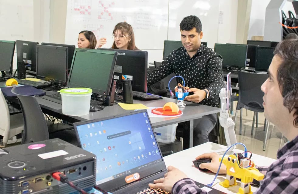 Realizan capacitaciones de robótica e impresión 3D para docentes de educación inclusiva