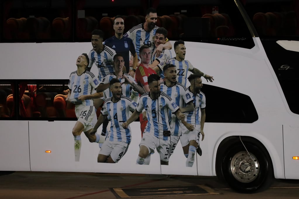 Detalle de la decoración del autobús que llevará a los integrantes de la Selección Argentina de fútbol en la caravana triunfal prevista para este martes en Buenos Aires.