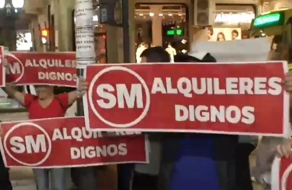 Los carteles fueron exhibidos este lunes a la noche frente a la Bolsa de Comercio. (Telefé Rosario)