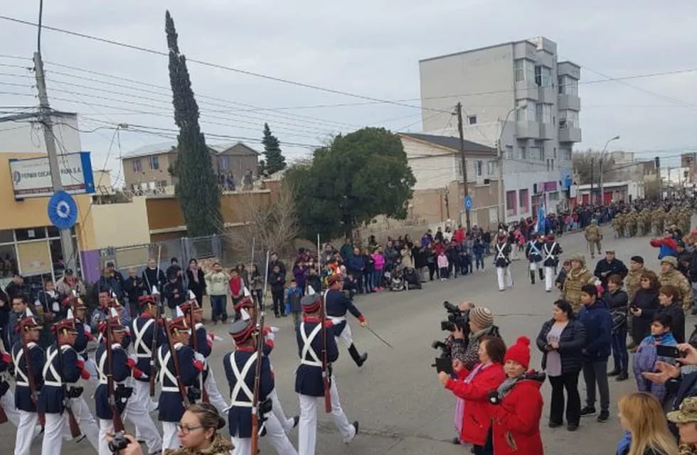 El público acompañó el desfile cívico militar.