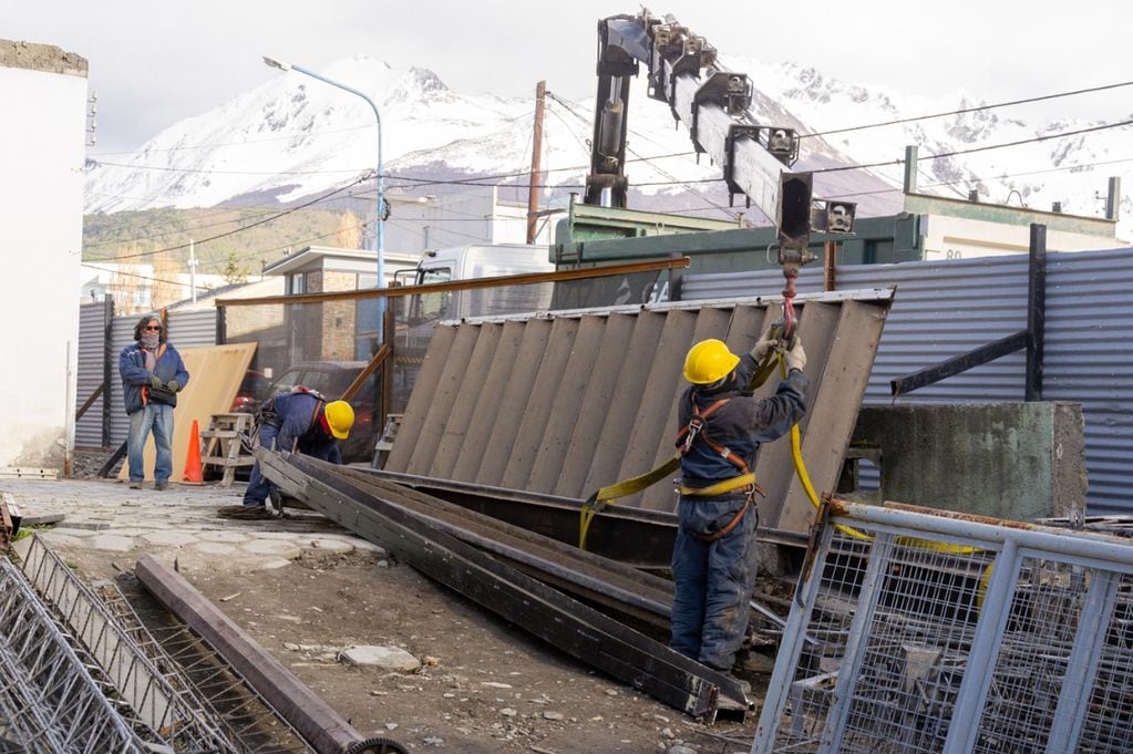 Inició la demolición del edificio donde se realizará la construcción del Centro de Rehabilitación Ushuaia.