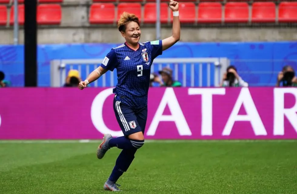 EPA3938. RENNES (FRANCIA), 14/06/2019.- La delantera japonesa Yuika Sugasawa celebra tras marcar el 2-0 ante Escocia, este viernes, durante el partido pertenciente al grupo D del Mundial de fútbol femenino entre ambas selecciones en Rennes, Francia. Japón venció el encuentro por 2-0 a Escocia EFE/Eddy Lemaistre