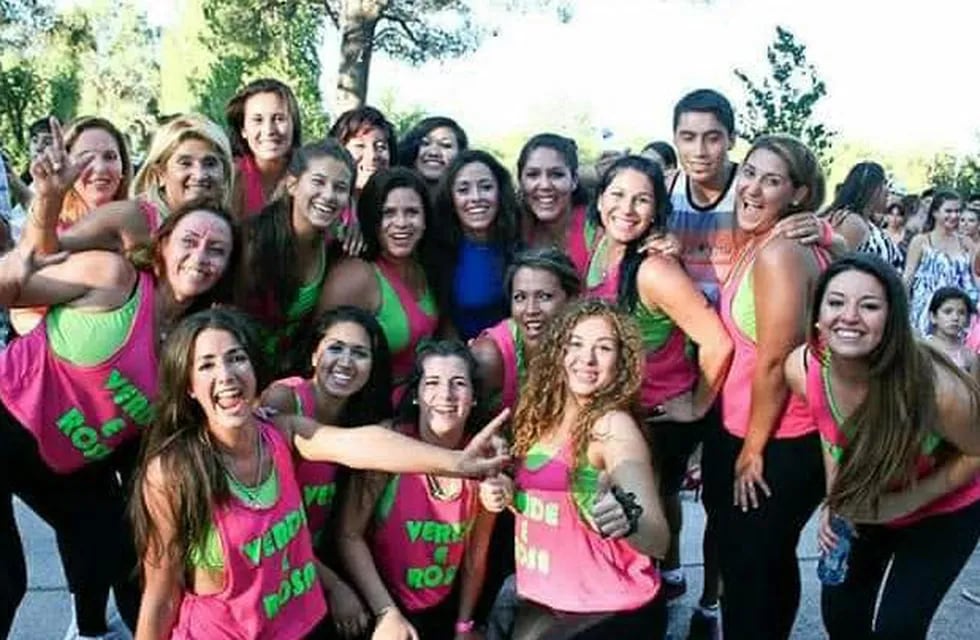 Participantes de la escuela de danzas brasileras "Verde e rosa".