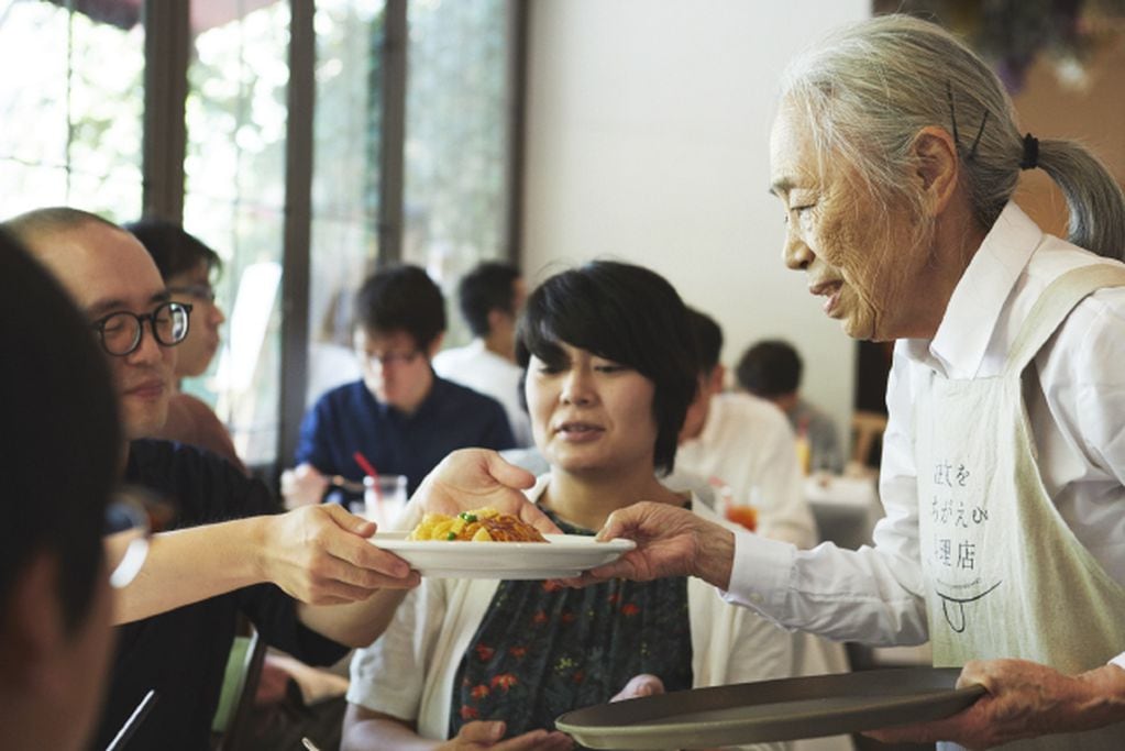 Así es el restaurante de Japón donde todos sus empleados tiene Alzheimer o demencia