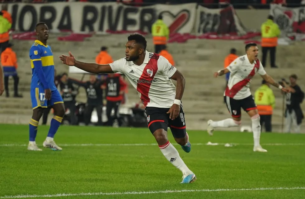Miguel Borja celebra su gol, en la victoria de River sobre Boca y con tumultuoso final (Clarín).