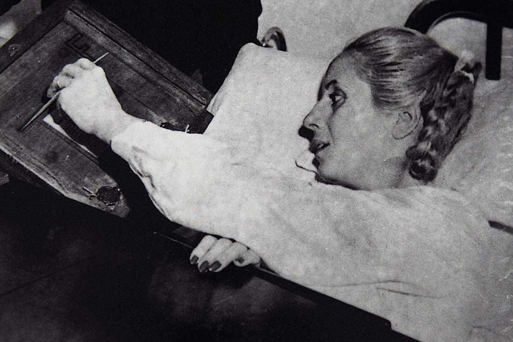 El 11 de noviembre de 1951, Eva Perón en su lecho de enferma del policlínico de Avellaneda emitió su voto.