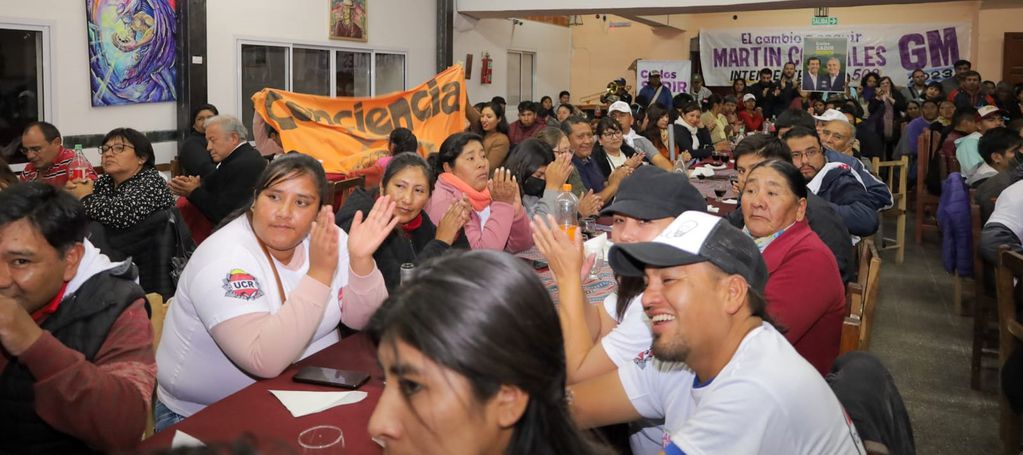 El salón "El Fortín" de Humahuaca se vio colmado por militantes y vecinos que escucharon a los candidatos del frente Cambia Jujuy.