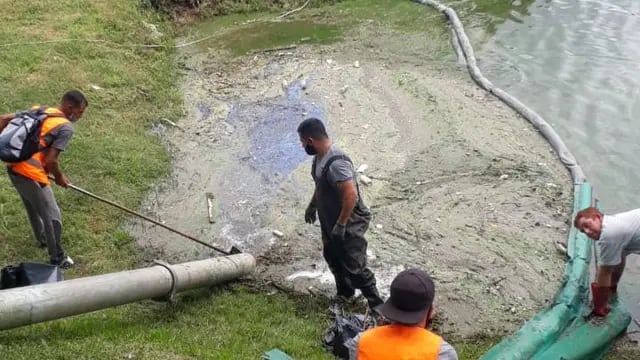 Extracción de cianobacterias en el lago San Roque.
